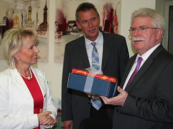 Als Dank für seinen kurzfristigen Besuch in Kitzingen überreichte Landrätin Tamara Bischof Wirtschaftsminister Martin Zeil einen Karton Bocksbeutel. Oberbürgermeister Siegfried Müller will sein Geschenk überreichen, sobald die Arbeitsplätze bei Fehrer gesichert sind. Fotos: Dieter