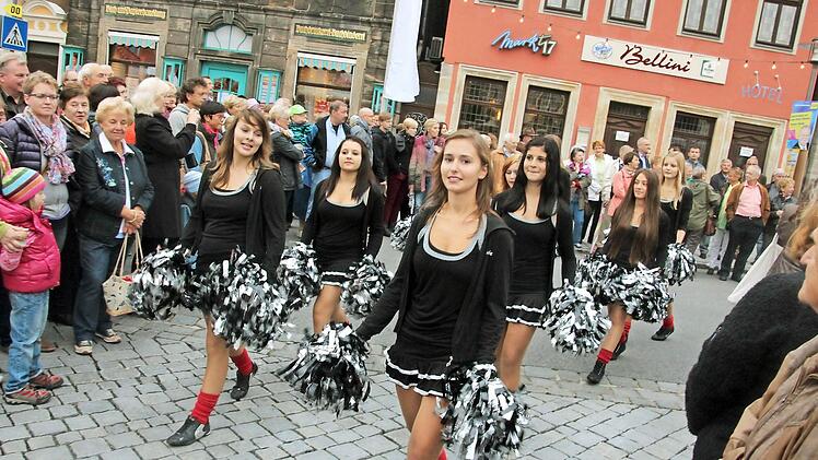 Tanz und Show gehören dazu, auch die "Crazy Hornets" der TS Lichtenfels waren im Zug dabei.