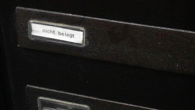 Die Tür zur Poker-Wohnung ist versiegelt. Auch der Briefkasten lässt nicht auf eine private Mietwohnung schließen. Fotos: Jochen Bergerx
