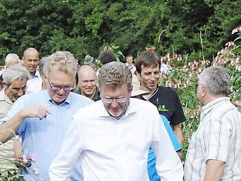 Umweltminister Marcel Huber mit weiteren Gästen auf den Spuren der Biberkolonie an der Sinn.  Foto: Wolfgang Dünnebier