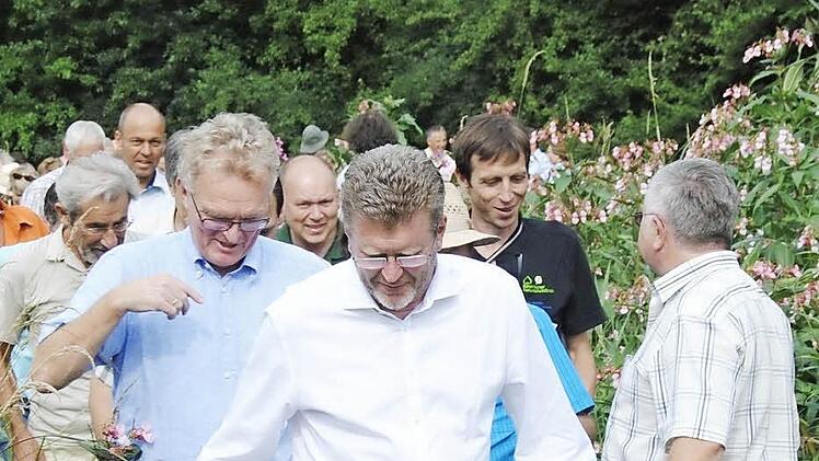 Umweltminister Marcel Huber mit weiteren Gästen auf den Spuren der Biberkolonie an der Sinn.  Foto: Wolfgang Dünnebier