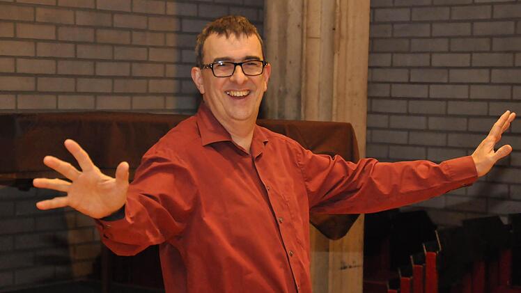 Kirchenmusikdirektor Jörg Wöltche sprudelt nur so voller Ideen, wenn es um die richtige Inszenierung von Gospelmusik geht: "Den Zuschauer erwartet eine moderne Gospelnacht mit allen Raffinessen.  Fotos: Peter Klopf