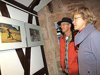 Überrascht von der Übereinstimmung beider Lebenswelten. Fußball spielende Jugendliche gibt es sowohl in der Alpenregion wie auch im Himalaya. Fotos: Gerda Völk