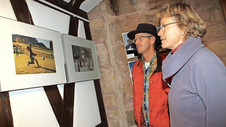 Überrascht von der Übereinstimmung beider Lebenswelten. Fußball spielende Jugendliche gibt es sowohl in der Alpenregion wie auch im Himalaya. Fotos: Gerda Völk