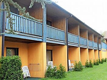 Eines der Bettenhäuser des Aparthotels in Steinwiesen  Foto: Friedwald Schedel
