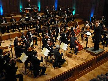Gerd Schaller leitete das Abschlusskonzert mit dem Radiosinfonieorchester Prag und Solist Petr Nouzovský. Foto: Thomas Ahnert