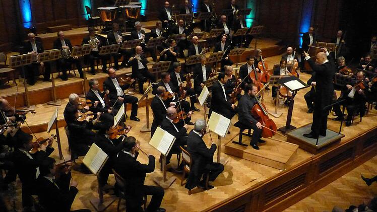 Gerd Schaller leitete das Abschlusskonzert mit dem Radiosinfonieorchester Prag und Solist Petr Nouzovský. Foto: Thomas Ahnert