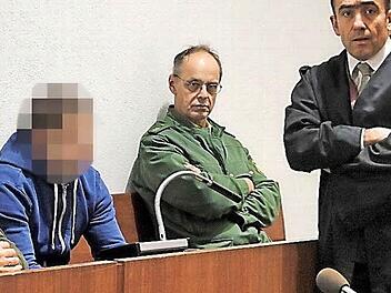 Der 22-Jährige, der wegen versuchten Totschlags verurteilt wurde, muss in die Psychiatrie. Rechts sein Verteidiger, der Hofer Rechtsanwalt Walter Bagnoli. Foto: Alexander Hartmann