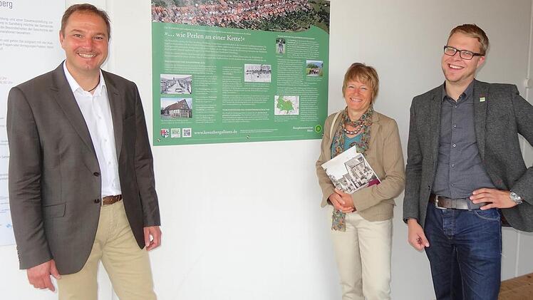 Vorstellung der neuen Infotafel zur Entstehungsgeschichte und kulturhistorischen Besonderheit der Walddörfer. Das Bild zeigt von links stellvertretenden Bürgermeister Roland Bühner, Dr. Doris Pokorny und Allianzmanager Dr. Christian Seynstahl.  Foto: Marion Eckert