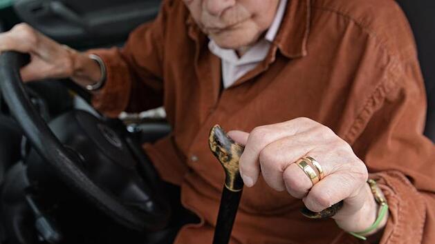 Wusste nicht, dass er auf der Autobahn ist: Polizei stoppt Senior (90) auf A7