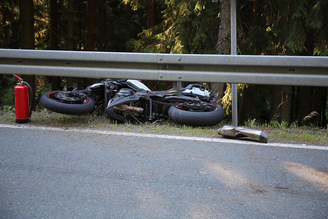 Kreis Hof: 25-Jähriger verliert Kontrolle über Motorrad