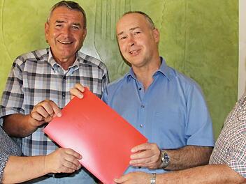Das Heft des SPD-Ortsvereins Sonnefeld halten k&uuml;nftig Vorsitzender Helmut Wunder (Zweiter von rechts) und sein Stellvertreter Lutz Jakob (Zweiter von links) in der Hand. Sie werden von Kassiererin Doris V&ouml;ller und Beisitzer Hans-Ulrich B&auml;r unterst&uuml;tzt. Es fehlt Beisitzer Reiner Kestel. Fotos: Alexandra Kemnitzer