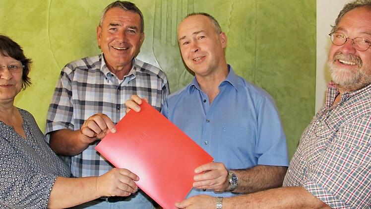 Das Heft des SPD-Ortsvereins Sonnefeld halten k&uuml;nftig Vorsitzender Helmut Wunder (Zweiter von rechts) und sein Stellvertreter Lutz Jakob (Zweiter von links) in der Hand. Sie werden von Kassiererin Doris V&ouml;ller und Beisitzer Hans-Ulrich B&auml;r unterst&uuml;tzt. Es fehlt Beisitzer Reiner Kestel. Fotos: Alexandra Kemnitzer