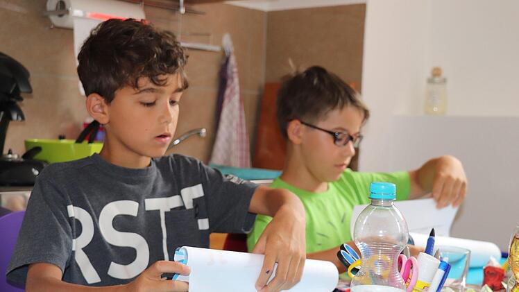 Samih (links) und Joram machen sich Notizen. So k&ouml;nnen sie nachlesen, was sie gelernt haben.Foto: Katrin Geyer