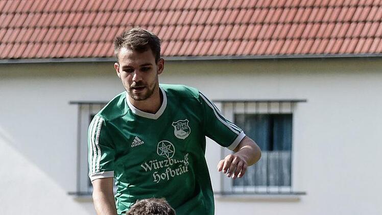 Da sah es für die Waldberger noch erfreulich aus: Bastian Krapf (unten) lässt sich für den Treffer zum 5:5 feiern.s (10): Anand Anders
