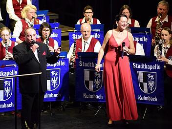 Auch mit einem Gesangsduett kann die Stadtkapelle aufwarten: Elke Höhn und Thomas Besand interpretierten den Evergreen "L.O.V.E." von Bert Kaempfert.Stephan Herbert Fuchs