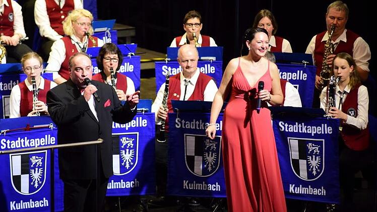 Auch mit einem Gesangsduett kann die Stadtkapelle aufwarten: Elke Höhn und Thomas Besand interpretierten den Evergreen "L.O.V.E." von Bert Kaempfert.Stephan Herbert Fuchs