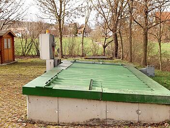 Die Scheibentauchkläranlage, die aufgelassen werden soll. Im Hintergrund liegt Pettstadt.  Foto: gg