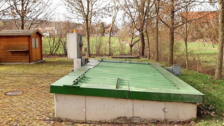 Die Scheibentauchkläranlage, die aufgelassen werden soll. Im Hintergrund liegt Pettstadt.  Foto: gg