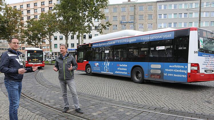 Manfred Rupp und Jonas Hüsam grübeln über dem Verkehrsnetz des VGN. Foto: Barbara Herbst