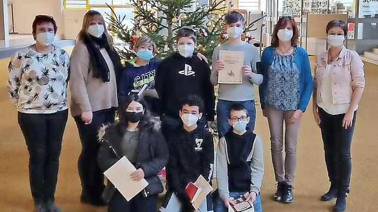 Nach der Preisvergabe (hinten von links): die Lehrerinnen Diana Neckermann und Jennifer Hufnagel, Joel Buckreus, Schulsieger Nico Hopfenm&uuml;ller, Nils Caspari, Bibliothekarin Karin Knorr und Konrektorin Silke Fischer sowie (vorne von links) Mia Frank, Hussin Almhamid und Tayler Schmidt