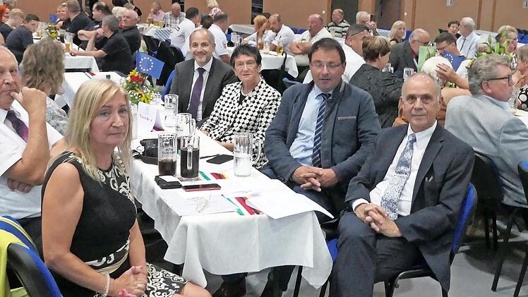 Festakt mit Ehrengästen: Vorne die Bürgermeisterin von Pilisszentivan, Révay P. Gyöngyi, sowie Bürgermeister Franz Uome, dahinter Verwaltungsstellenleiter Michael Laaber und MdL Martin Schöffel sowie MdL Inge Aures und stv. Landrat Jörg Kunstmann