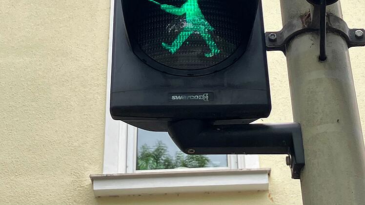 Wagner-Ampelm&auml;nnchen dirigiert Fu&szlig;g&auml;nger in Bayreuth