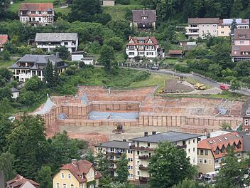 Markanter Blickfang: Die Großbaustelle für das neue Haus Waldenfels ist vom Dachboden der Familie Fläschner in der Edelruh besonders gut zu sehen. Foto: Ralf Ruppert