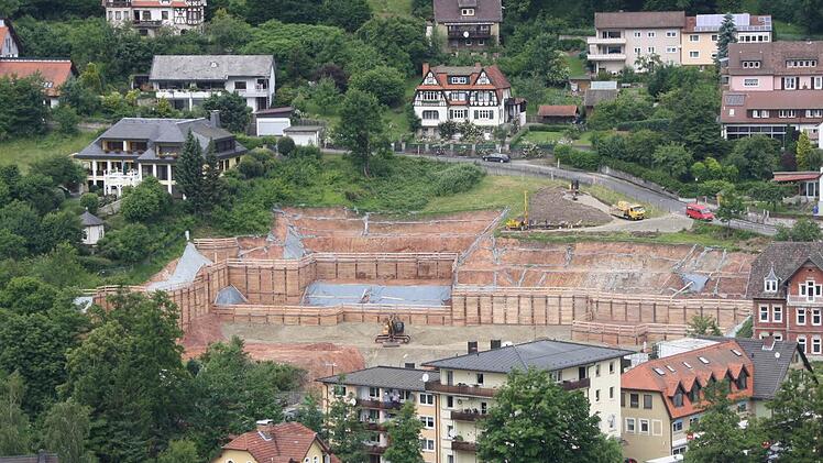Markanter Blickfang: Die Großbaustelle für das neue Haus Waldenfels ist vom Dachboden der Familie Fläschner in der Edelruh besonders gut zu sehen. Foto: Ralf Ruppert