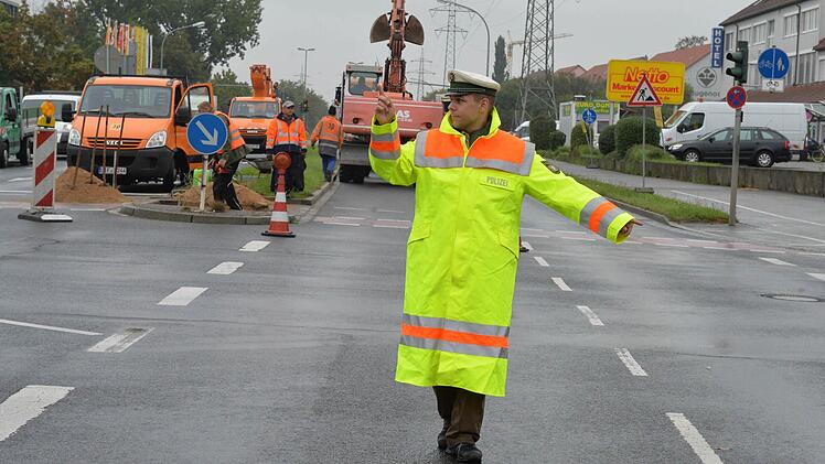Da muss ein neuer her: Der alte kombinierte Ampel- und Laternenmast am Berliner Ring in Bamberg wurde umgefahren. Foto: Ronald Rinklef