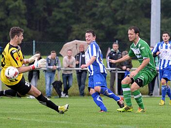 Daniel Meyer (Mitte) avancierte mit zwei Treffern zum entscheidenden Mann beim TSV Neudrossenfeld. Hier erzielt er das 3:2. Fotos: Peter Mularczyk