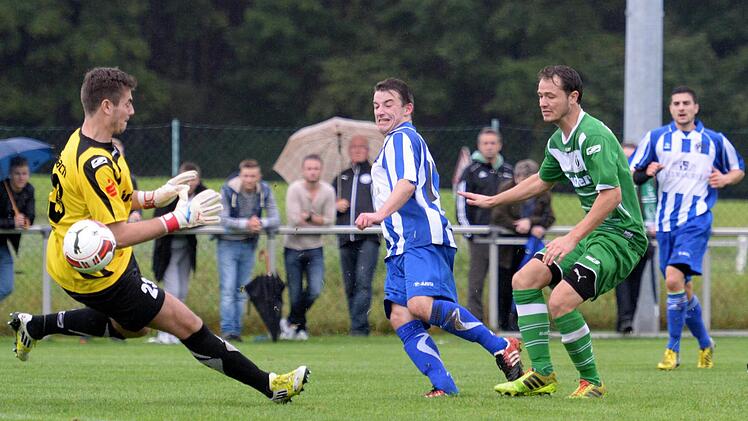 Daniel Meyer (Mitte) avancierte mit zwei Treffern zum entscheidenden Mann beim TSV Neudrossenfeld. Hier erzielt er das 3:2. Fotos: Peter Mularczyk