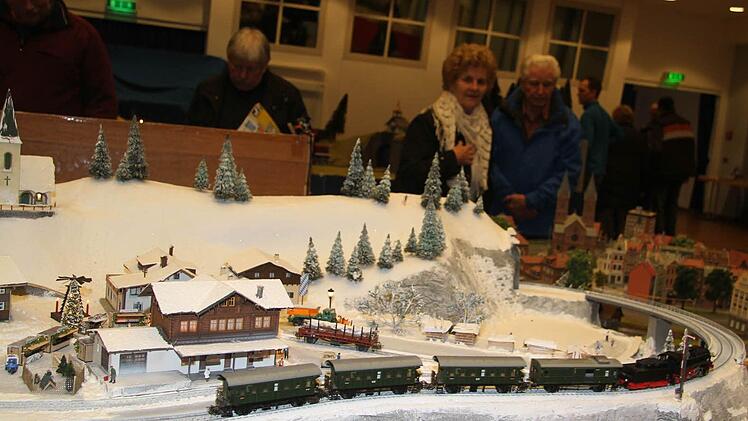 Wenn's schon draußen nicht schneit: Weihnachtslandschaft mit Schnee - im Modellbahnformat. Foto: Sonja Adam