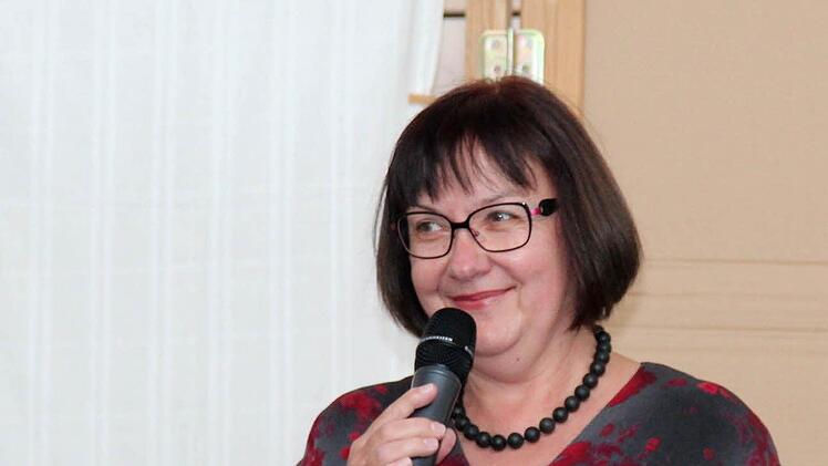 Schulleiterin Sieglinde Gröger bei ihrer Festrede