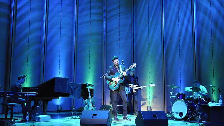 Torsten Goods (vorne) und seine Band (von links): Jan Miserre, Thomas Stieger und Felix Lehrmann.  Foto: Peter Klopf