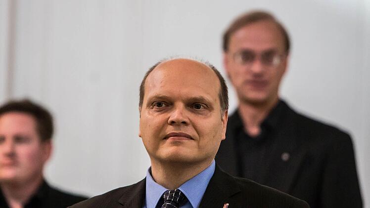 Lahms Pfarrer Michael Bergner begrüßte den Kammerchor Hof in der Schlosskirche.Foto: Jochen Berger