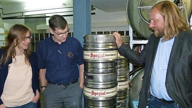 Braumeister Christian Merz f&uuml;hrte die Gr&uuml;nen-Politiker Anton Hofreiter und Lisa Badum durch die Brauerei Spezial.  Foto: Marion Kr&uuml;ger-Hundrup