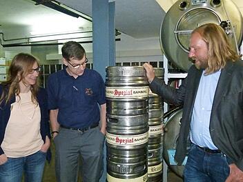 Braumeister Christian Merz führte die Grünen-Politiker Anton Hofreiter und Lisa Badum durch die Brauerei Spezial.  Foto: Marion Krüger-Hundrup