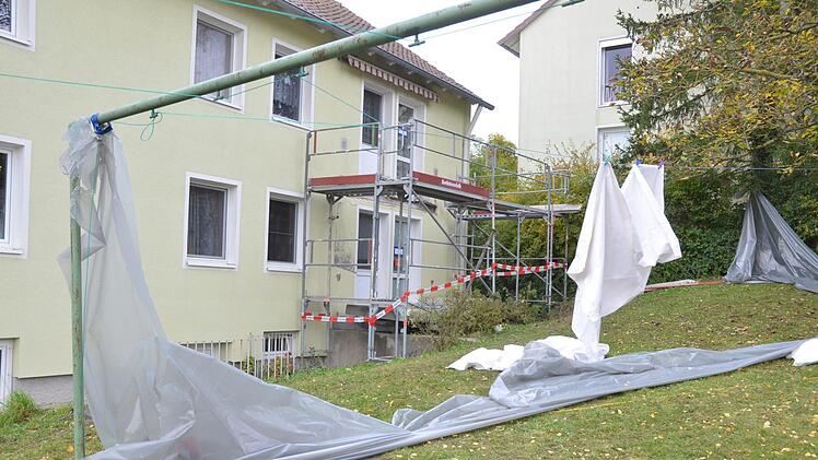 Schrecklicher Unfall im Gustav-Hirschfeld-Ring in Coburg: Ein 55 Jahre alter Bauarbeiter wurde von einem herbbrechenden Balkon erschlagen.Rainer Lutz
