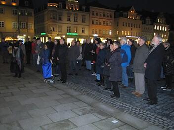 Viele Bürger versammelten zum Gedenken an die Reichspogromnacht vor dem Coburger Rathaus. Foto: Martin Koch