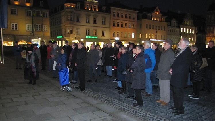 Viele Bürger versammelten zum Gedenken an die Reichspogromnacht vor dem Coburger Rathaus. Foto: Martin Koch
