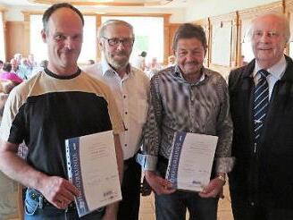 Zwei langjährige Mitglieder wurden besonders geehrt: Michael Höppel (links) für 25 Jahre und Hans-Jürgen Wenisch für 40 Jahre Engagement im VdK. Ihnen gratulierten der stellvertretende Vorsitzende, Wendelin Kauppert, und Kreisvorsitzender Heinz Wittmann. Foto: Monika Schütz