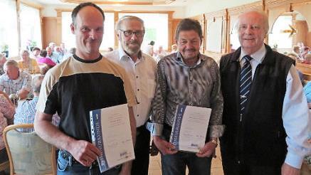 Zwei langjährige Mitglieder wurden besonders geehrt: Michael Höppel (links) für 25 Jahre und Hans-Jürgen Wenisch für 40 Jahre Engagement im VdK. Ihnen gratulierten der stellvertretende Vorsitzende, Wendelin Kauppert, und Kreisvorsitzender Heinz Wittmann. Foto: Monika Schütz