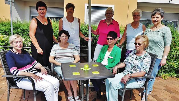 Bei der &Uuml;bergabe dankte Heimleiterin Gabriele H&auml;ndel (sitzend, Zweite von rechts) den ehrenamtlich t&auml;tigen Frauen um Leiterin Marita Gabeli (Dritte von links).  Foto: Bernd Kleinert