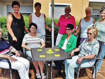 Bei der &Uuml;bergabe dankte Heimleiterin Gabriele H&auml;ndel (sitzend, Zweite von rechts) den ehrenamtlich t&auml;tigen Frauen um Leiterin Marita Gabeli (Dritte von links).  Foto: Bernd Kleinert