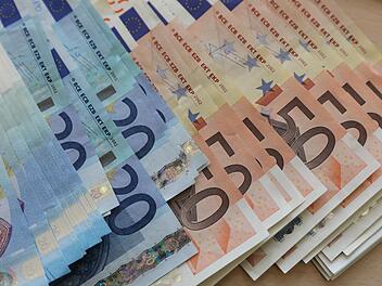 Auf den Geldsegen freuen sich viele.  Foto: Bernd W&uuml;stneck/dpa