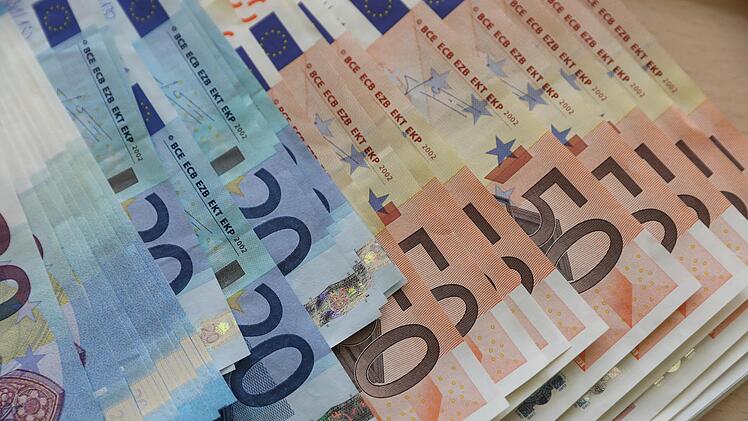 Auf den Geldsegen freuen sich viele.  Foto: Bernd W&uuml;stneck/dpa