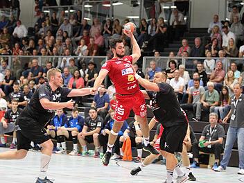 Maximilian Drude (Mitte, HSC Bad Neustadt) findet die Lücke zwischen den Nußlochern Lukas Wichmann (links) und Christian Zeitz. Foto:  Thomas Euring