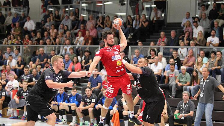 Maximilian Drude (Mitte, HSC Bad Neustadt) findet die Lücke zwischen den Nußlochern Lukas Wichmann (links) und Christian Zeitz. Foto:  Thomas Euring