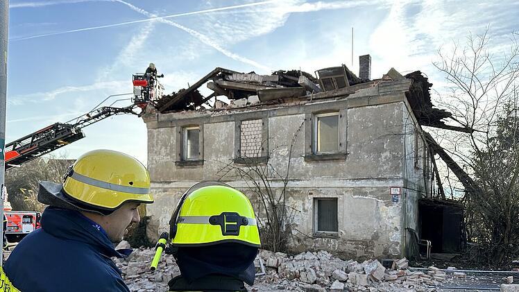 Wohnhaus in Franken eingestürzt: Straße in Heßdorf wird zum Trümmerfeld